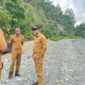 Bupati Ilham Lawidu Bersama Kepala Dinas PUPR Aspan Supu Saat Meninjau Pekerjaan Normalisasi Sungai di Dusun Sivu, Desa Urundaka, Kecamatan Ampana Tete.