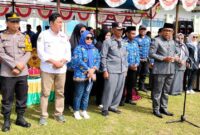 Kepala Dinas Pendidikan dan Kebudayaan Touna, Aspan Taurenta Saat Memimpin Upacara Peringatan Harkitnas di Kecamatan Wakep.