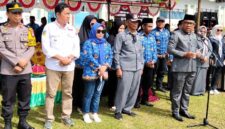 Kepala Dinas Pendidikan dan Kebudayaan Touna, Aspan Taurenta Saat Memimpin Upacara Peringatan Harkitnas di Kecamatan Wakep.