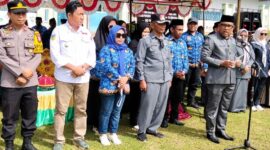 Kepala Dinas Pendidikan dan Kebudayaan Touna, Aspan Taurenta Saat Memimpin Upacara Peringatan Harkitnas di Kecamatan Wakep.