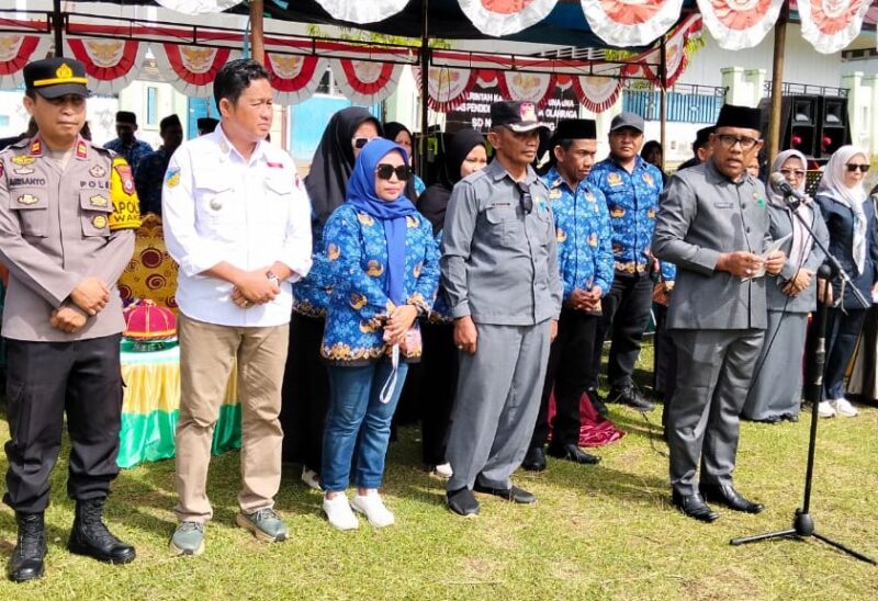 Kepala Dinas Pendidikan dan Kebudayaan Touna, Aspan Taurenta Saat Memimpin Upacara Peringatan Harkitnas di Kecamatan Wakep.