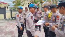 Tim Propam Saat Melakukan Pemeriksaan Terhadap Personel Terkait Kelengkapan.