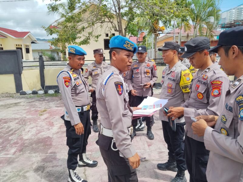 Tim Propam Saat Melakukan Pemeriksaan Terhadap Personel Terkait Kelengkapan.