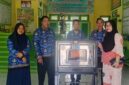 Lurah Labiabae Fariz Latjuba Saat Menyerahkan Bantuan Oven Gas Kepada Pelaku UMKM.