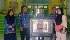 Lurah Labiabae Fariz Latjuba Saat Menyerahkan Bantuan Oven Gas Kepada Pelaku UMKM.