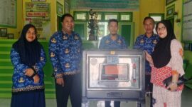 Lurah Labiabae Fariz Latjuba Saat Menyerahkan Bantuan Oven Gas Kepada Pelaku UMKM.