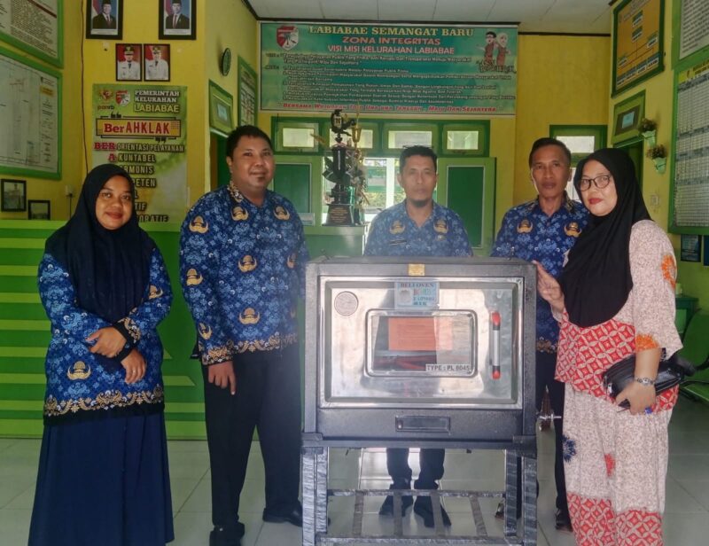Lurah Labiabae Fariz Latjuba Saat Menyerahkan Bantuan Oven Gas Kepada Pelaku UMKM.