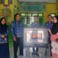Lurah Labiabae Fariz Latjuba Saat Menyerahkan Bantuan Oven Gas Kepada Pelaku UMKM.