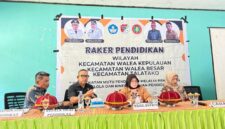 Wabup Touna Surya Lapasiri Saat Memimpin Raker Pendidikan di Kecamatan Kepulauan.