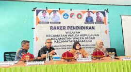 Wabup Touna Surya Lapasiri Saat Memimpin Raker Pendidikan di Kecamatan Kepulauan.