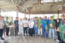 Bupati Ilham Lawidu Didampingi Wakil Bupati Surya Lapasiri Saat Menyerahkan Bantuan Bibit Kelapa Dalam Untuk 8 Gapoktan di Kecamatan Una-Una.