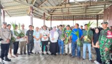 Bupati Ilham Lawidu Didampingi Wakil Bupati Surya Lapasiri Saat Menyerahkan Bantuan Bibit Kelapa Dalam Untuk 8 Gapoktan di Kecamatan Una-Una.