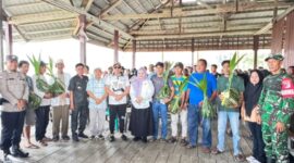 Bupati Ilham Lawidu Didampingi Wakil Bupati Surya Lapasiri Saat Menyerahkan Bantuan Bibit Kelapa Dalam Untuk 8 Gapoktan di Kecamatan Una-Una.