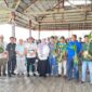 Bupati Ilham Lawidu Didampingi Wakil Bupati Surya Lapasiri Saat Menyerahkan Bantuan Bibit Kelapa Dalam Untuk 8 Gapoktan di Kecamatan Una-Una.