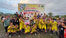 Bupati Touna Ilham Lawidu Didampingi Wakil Bupati Surya Lapasiri Menutup Turnamen Sepak Bola di Desa Wakai.