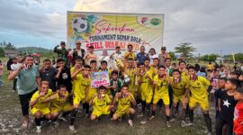 Bupati Touna Ilham Lawidu Didampingi Wakil Bupati Surya Lapasiri Menutup Turnamen Sepak Bola di Desa Wakai.