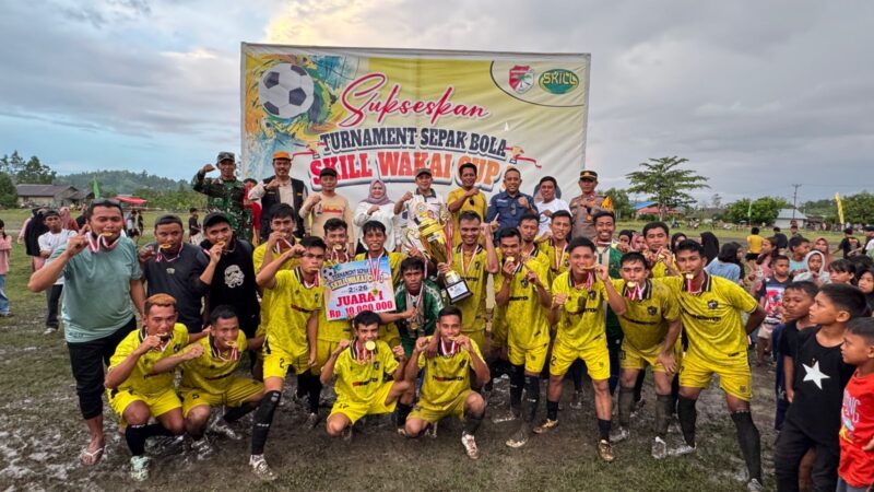 Bupati Touna Ilham Lawidu Didampingi Wakil Bupati Surya Lapasiri Menutup Turnamen Sepak Bola di Desa Wakai.