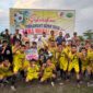 Bupati Touna Ilham Lawidu Didampingi Wakil Bupati Surya Lapasiri Menutup Turnamen Sepak Bola di Desa Wakai.