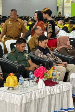 Wabup Touna Hadiri Wisuda Sarjana XXXII dan Pascasarjana