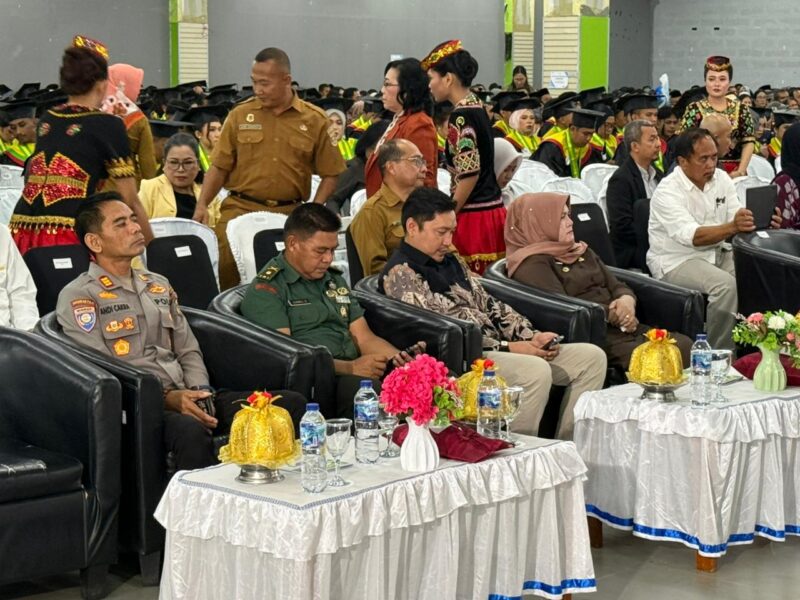 Wabup Touna, Surya Lapasiri Saat Menghadiri Kegiatan Wisuda Sarjana XXXII dan Pascasarjana di Ballroom Hotel Ancyra Kota Poso.