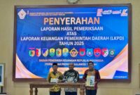 Bupati Ilham Lawidu Didampingi Ketua DPRD Touna Gusnar Suleman Saat Menerima Laporan Hasil Pemeriksaan Atas LKPD Tahun 2025