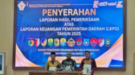 Bupati Ilham Lawidu Didampingi Ketua DPRD Touna Gusnar Suleman Saat Menerima Laporan Hasil Pemeriksaan Atas LKPD Tahun 2025