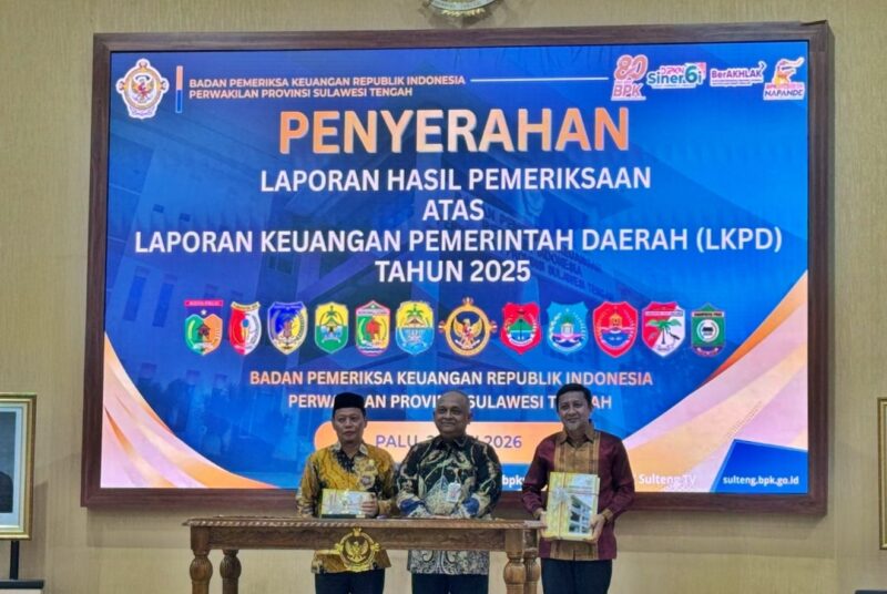 Bupati Ilham Lawidu Didampingi Ketua DPRD Touna Gusnar Suleman Saat Menerima Laporan Hasil Pemeriksaan Atas LKPD Tahun 2025