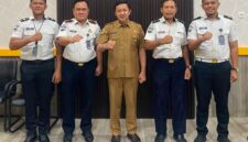 Bupati Touna, Ilham Lawidu Saat Foto Bersama Dengan Kalapas Ampana Febriansyah.