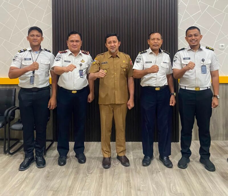 Bupati Touna, Ilham Lawidu Saat Foto Bersama Dengan Kalapas Ampana Febriansyah.