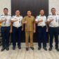 Bupati Touna, Ilham Lawidu Saat Foto Bersama Dengan Kalapas Ampana Febriansyah.