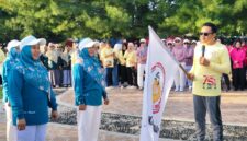Bupati Ilham Lawidu Saat Melepas Peserta Jalan Santai.