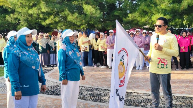 Bupati Ilham Lawidu Saat Melepas Peserta Jalan Santai.