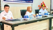 Wakil Bupati Surya Lapasiri Saat Menghadiri Rapat Fasilitasi Penanganan Permasalahan Transmigrasi.