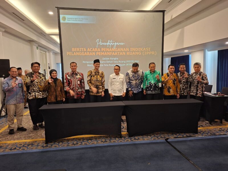 Bupati Touna, Ilham Lawidu Saat Menghadiri Kegiatan Penandatanganan Berita Acara Verifikasi Penanganan Indikasi Pelanggaran Pemanfaatan Ruang di Jakarta.