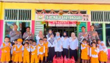 Satlantas Polres Touna Saat Melaksanakan Kegiatan Polantas Menyapa Sebagai Upaya Menanamkan Budaya Tertib Berlalulintas Kepada Pelajar Usia Dini.