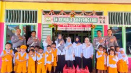 Satlantas Polres Touna Saat Melaksanakan Kegiatan Polantas Menyapa Sebagai Upaya Menanamkan Budaya Tertib Berlalulintas Kepada Pelajar Usia Dini.