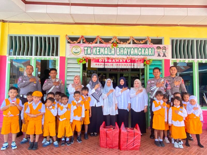 Satlantas Polres Touna Saat Melaksanakan Kegiatan Polantas Menyapa Sebagai Upaya Menanamkan Budaya Tertib Berlalulintas Kepada Pelajar Usia Dini.