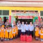 Satlantas Polres Touna Saat Melaksanakan Kegiatan Polantas Menyapa Sebagai Upaya Menanamkan Budaya Tertib Berlalulintas Kepada Pelajar Usia Dini.