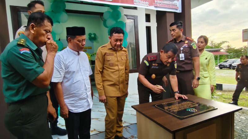 Bupati Touna, Ilham Lawidu Saat Menghadiri Peresmian Gedung PTSP Klinik dan Ruangan IAD di Kejaksaan.