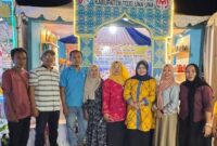 Wakil Bupati Touna, Surya Lapasiri Saat Meninjau Stan Dekranasda Pada MTQ XXXI Sulteng di Kabupaten Sigi.