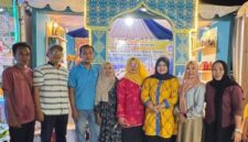 Wakil Bupati Touna, Surya Lapasiri Saat Meninjau Stan Dekranasda Pada MTQ XXXI Sulteng di Kabupaten Sigi.