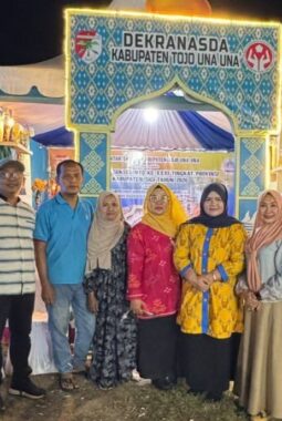 Wabup Touna Tinjau Stan Pameran Dekranasda pada MTQ XXXI di Sigi