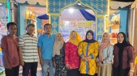 Wakil Bupati Touna, Surya Lapasiri Saat Meninjau Stan Dekranasda Pada MTQ XXXI Sulteng di Kabupaten Sigi.
