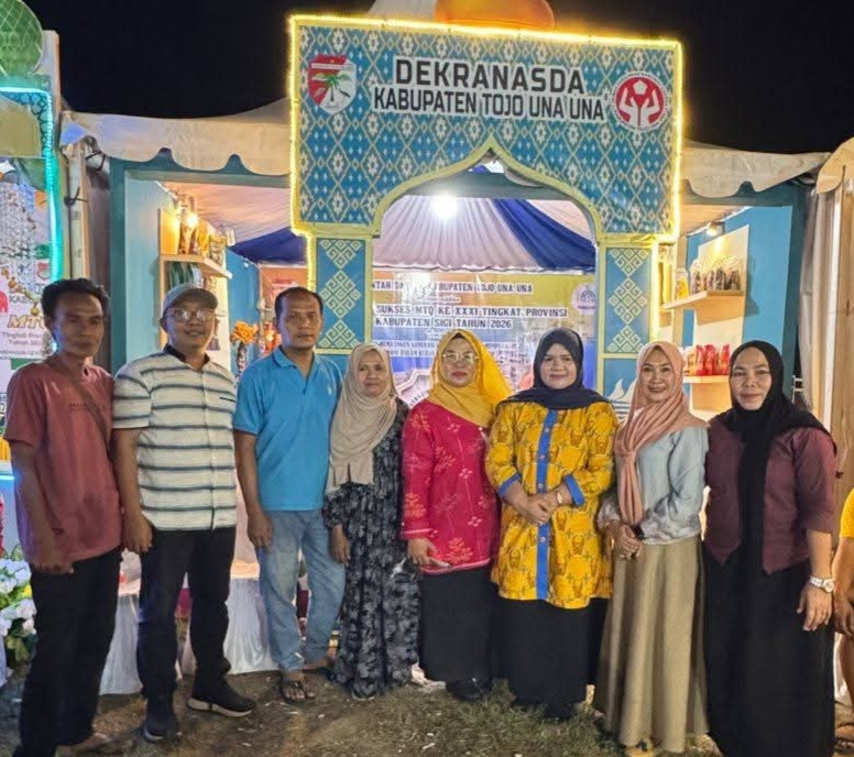 Wakil Bupati Touna, Surya Lapasiri Saat Meninjau Stan Dekranasda Pada MTQ XXXI Sulteng di Kabupaten Sigi.