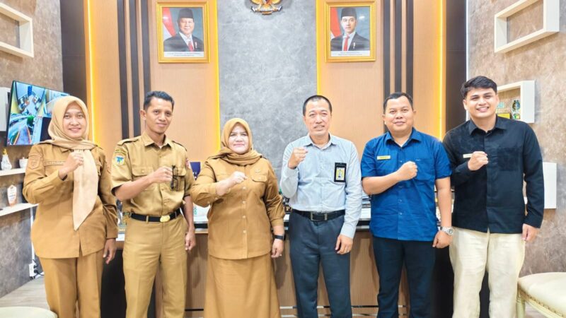 Wakil Bupati Touna, Surya Lapasiri Sambut Audensi Jajaran KPP Pratama Poso di Ruang Kerjanya.