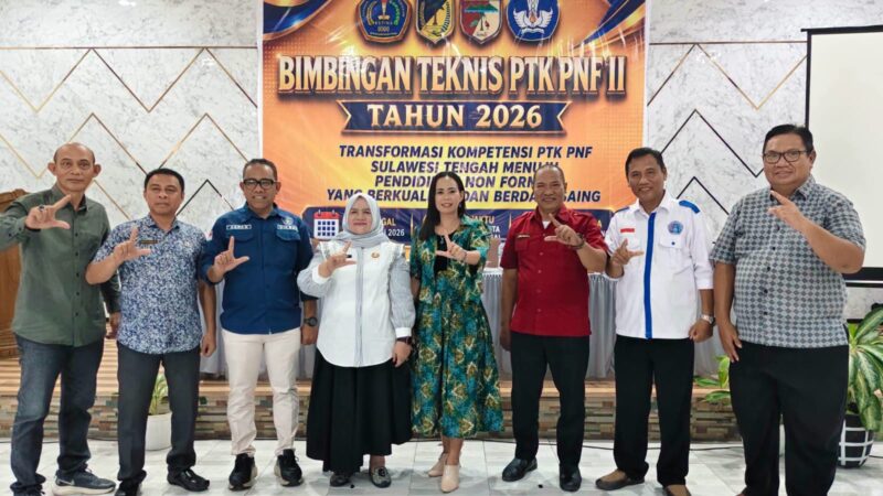 Wakil Bupati Touna, Surya Lapasiri Hadir Sekaligus Membuka Bimtek PTK PNF II di Hotel Lawaka Ampana.