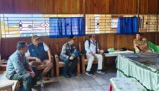 Bupati Touna, Ilham Lawidu Saat Meninjau Lokasi Rencana Pembangunan Pelabuhan Lebiti di Kepulauan Togean.