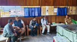 Bupati Touna, Ilham Lawidu Saat Meninjau Lokasi Rencana Pembangunan Pelabuhan Lebiti di Kepulauan Togean.