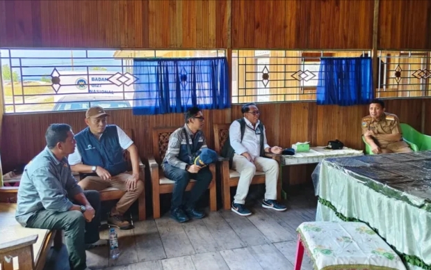 Bupati Touna, Ilham Lawidu Saat Meninjau Lokasi Rencana Pembangunan Pelabuhan Lebiti di Kepulauan Togean.