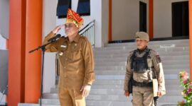 Asisten Bidang Administrasi Umum Sekretariat Daerah Touna, Alimuddin Muhamad Pimpinan Apel Bersama Memperingati Harganas.